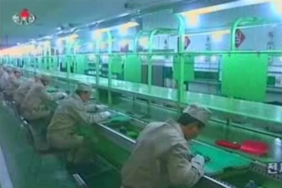 朝鮮自主研制計(jì)算機(jī)技術(shù)取得突破 軟件開發(fā)展露光芒\n\n近年來，朝鮮在計(jì)算機(jī)技術(shù)領(lǐng)域取得了顯著進(jìn)展，特別是自主研制的計(jì)算機(jī)型號不斷涌現(xiàn)，其多張相關(guān)設(shè)備圖片的曝光引起了國際科技界的關(guān)注。這一成就體現(xiàn)了朝鮮在軟件開發(fā)和技術(shù)創(chuàng)新方面的努力，為社會經(jīng)濟(jì)發(fā)展注入了新動(dòng)能。\n\n據(jù)統(tǒng)計(jì)，朝鮮近年來重點(diǎn)推動(dòng)操作系統(tǒng)、數(shù)據(jù)庫管理系統(tǒng)及辦公軟件等多個(gè)層面的自主開發(fā)，通過利用Local Glob Pattern等形式，克服外部供需難，逐漸形成一個(gè)小型但不倫的優(yōu)秀知識產(chǎn)權(quán)數(shù)據(jù)原生系統(tǒng)。其中，國際展示特別關(guān)注的包括用公鏈材料定